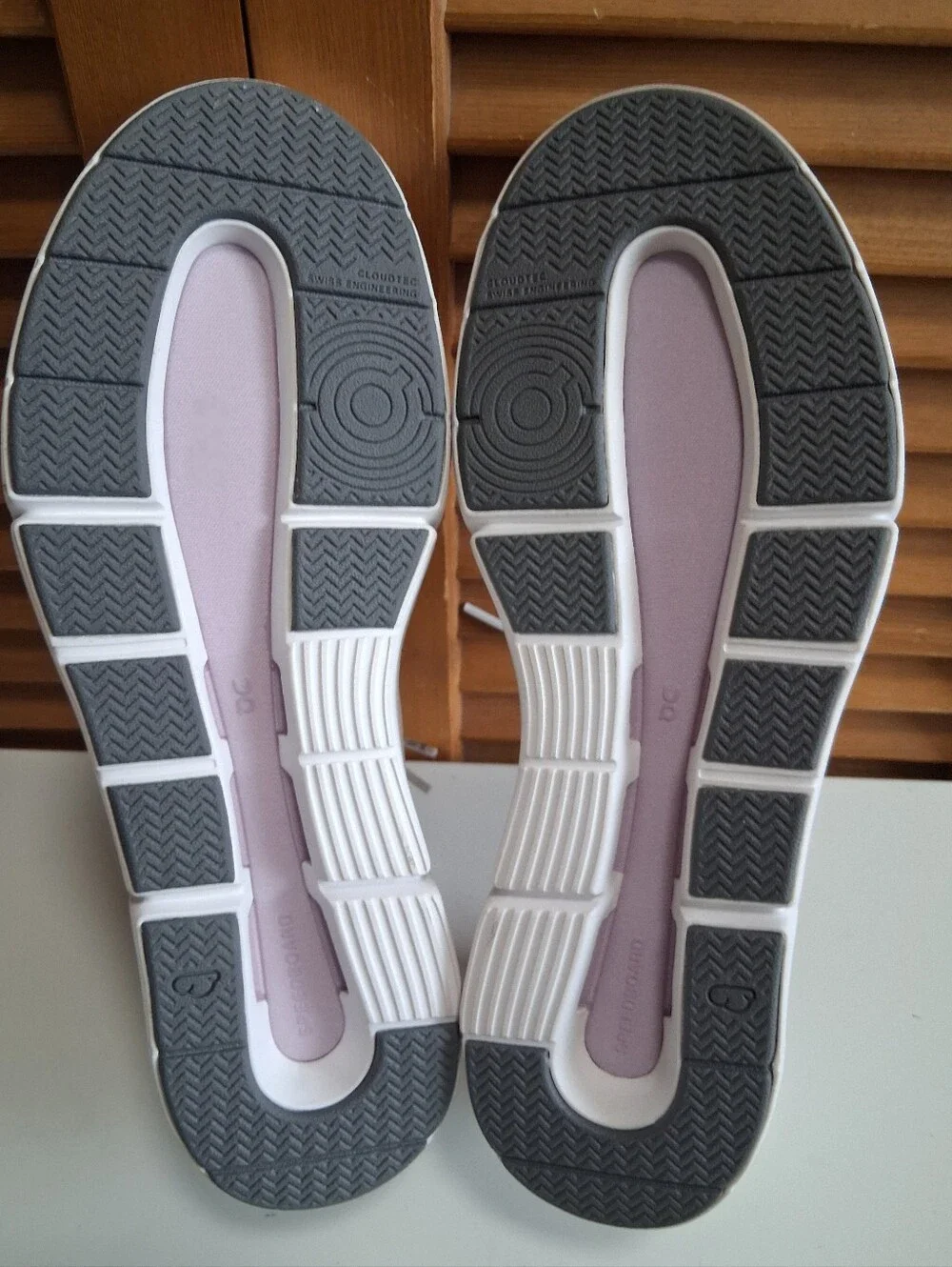 On The Roger Advantage Women's Sneaker * Size: 8 * NEW